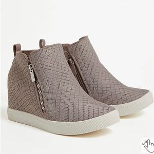 TAUPE QUILTED KNIT WEDGE SNEAKER